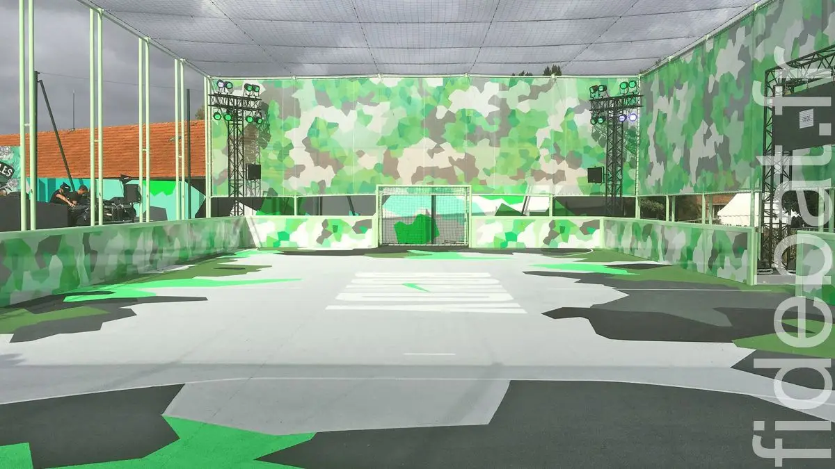 Terrain City Five avec décoration camouflage vert, sol peint, cage de but et éclairage scénique sur structure tubulaire