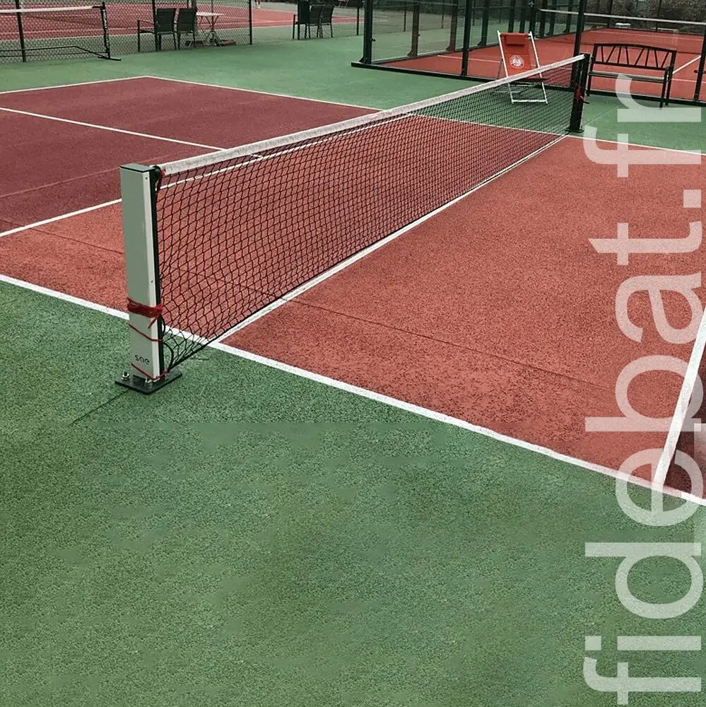 Court de tennis en résine acrylique bicolore vert et rouge avec filet SAE, installation extérieure en Occitanie ou PACA