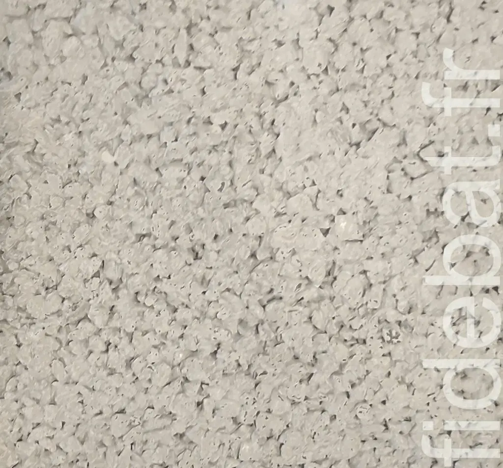 Gros plan sur une surface granulat gris clair pour terrain de sport, texture rugueuse antidérapante SAE Tennis d'Aquitaine