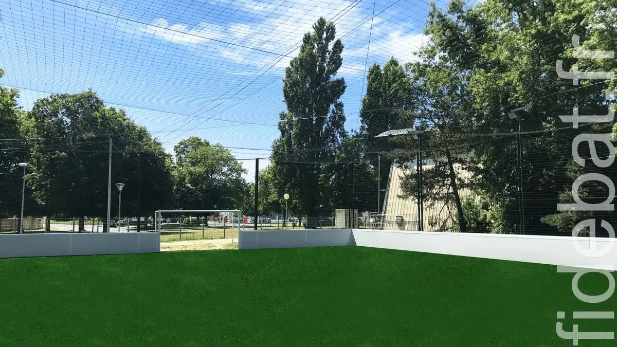 Terrain City Five gazon synthétique vert avec filets et bordures blanches, installé en plein air dans un espace arboré